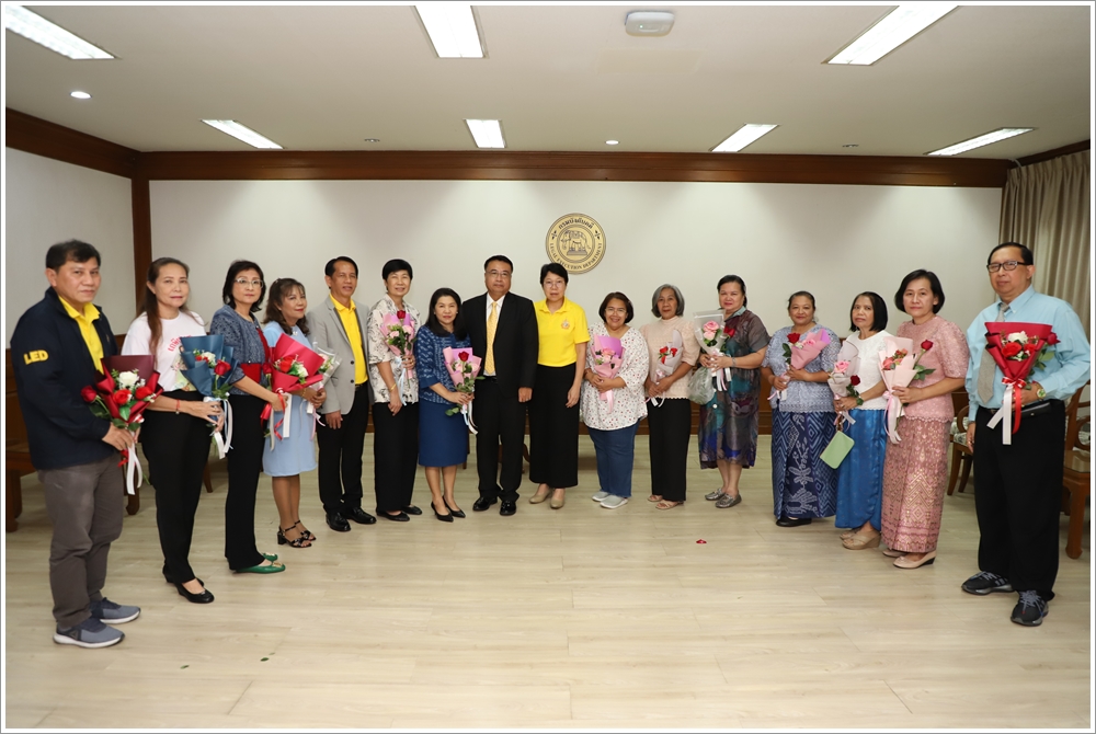 ﻿คณะผู้บริหารและเจ้าหน้าที่กรมบังคับคดีร่วมมอบดอกไม้ขอบคุณผู้เกษียณอายุราชการ ประจำปี 2567